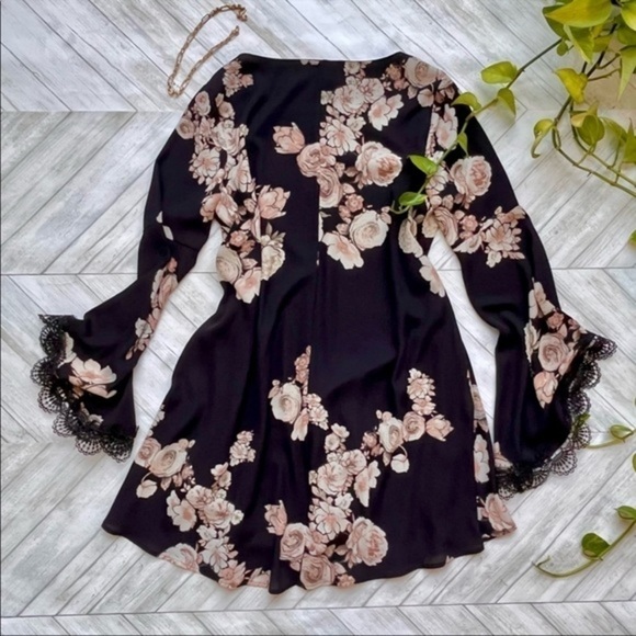 ASTR BLACK FLORAL LONG BELL SLEEVE LACE MINI DRESS | SIZE SMALL​ - Picture 5 of 5